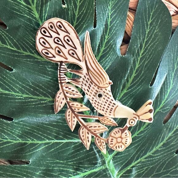BOGO FREE VTG carved bird brooch pin - Picture 2 of 6